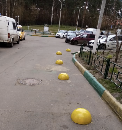 Полусферы во дворе. Полусферы бетонные во дворе. Полусфера на проезжей части. Полусфера бетонная у подъезда.